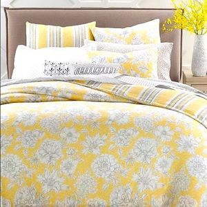 NWT 300 Thread Count Reversible Queen Comforter and 2 Shams Set